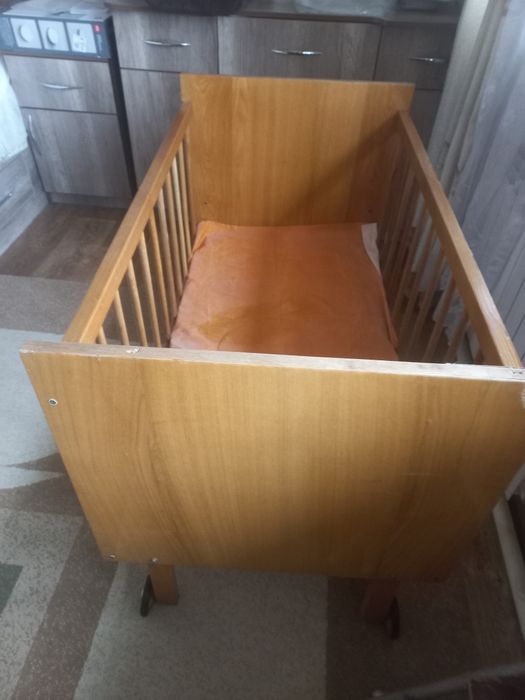 Кроватка детская  деревянная