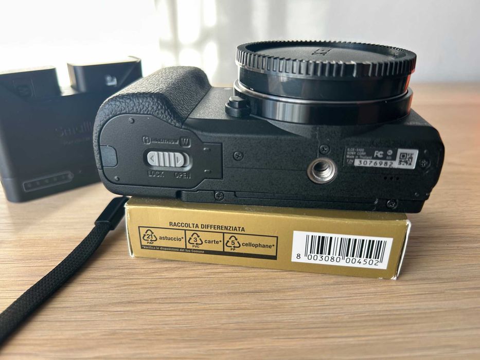 Sony a5100 (ILCE-5100) + Sony 20mm f/2.8 - само 3600 кадъра (MINT)