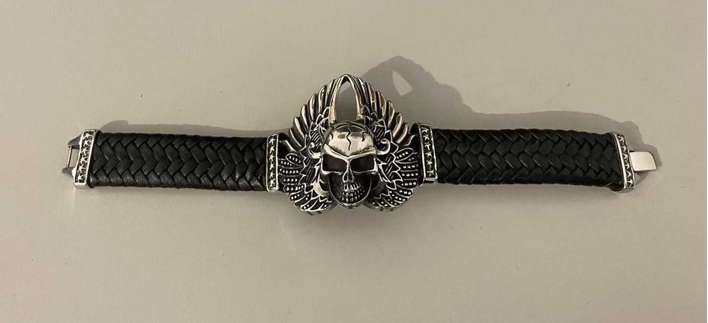 Brata de piele cu craniun cu aripi