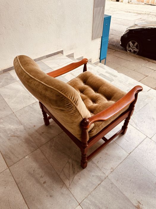 Удобно масивно кресло – ретро стил, много запазено, истински комфорт!