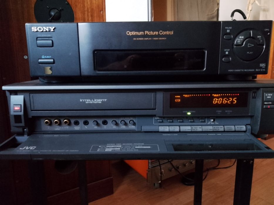Video recorder Stereo JVC HRD 880eg și Sony.