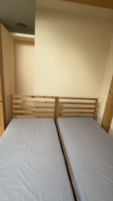 Дървени легла с матраци в много добро състояние