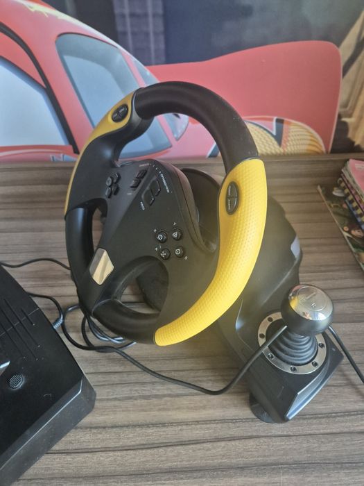 Vând PS 4 cu 6 jocuri, 2 manete si volan.