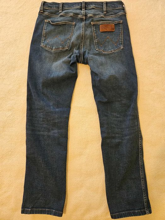 Продават се мъжки дънки "Wrangler"