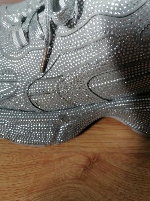 Сникърси с камъчета 38номер,но отговарят на 37!