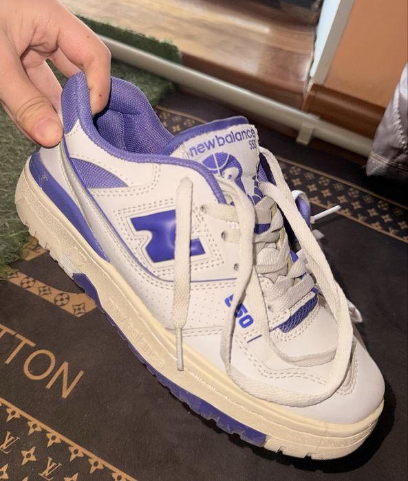 Кроссовки New Balance 550 (бело-фиолетовые) сатылады.