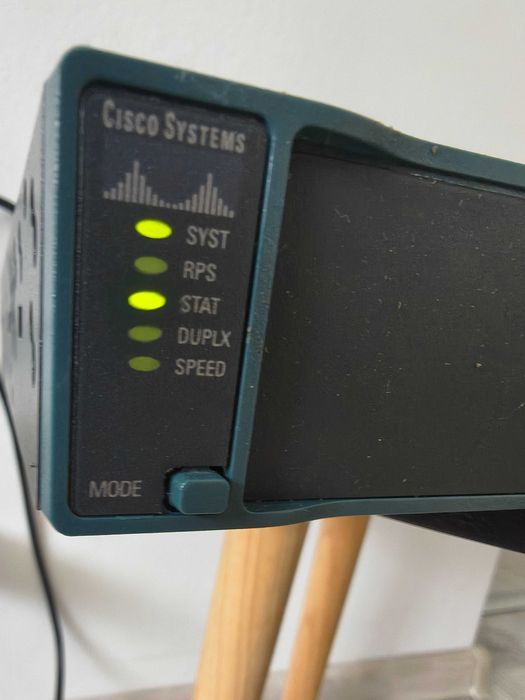Cisco Catalyst 2960-24TC- L-V03. Switch profesional 24 porturi 10/100 Mbps. Impecabil!