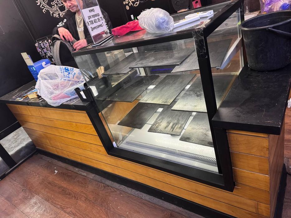 Продам оборудование для кофейни ВИТРИНА СТОЛЫ ДИВАНЫ