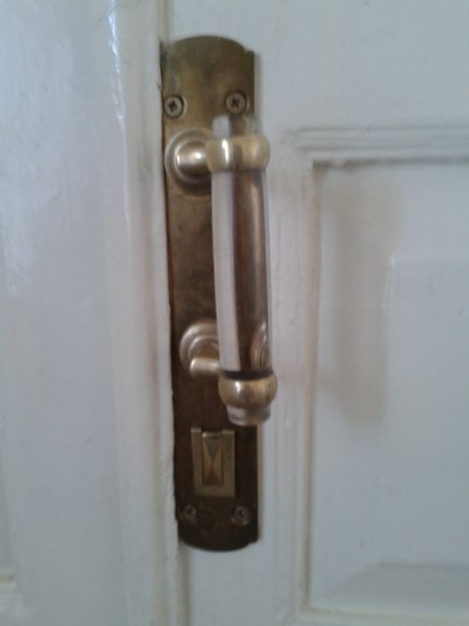 Старинные дверные ручки с действующими замками