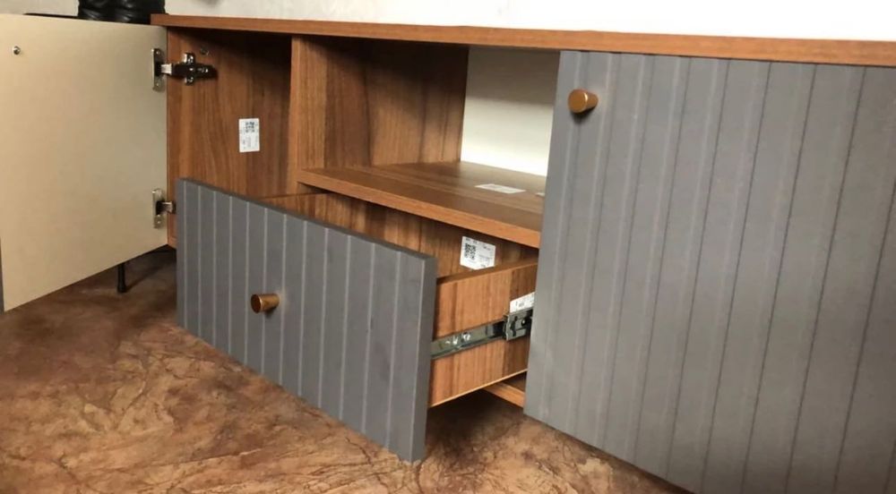 Тумба под телевизор на ножках