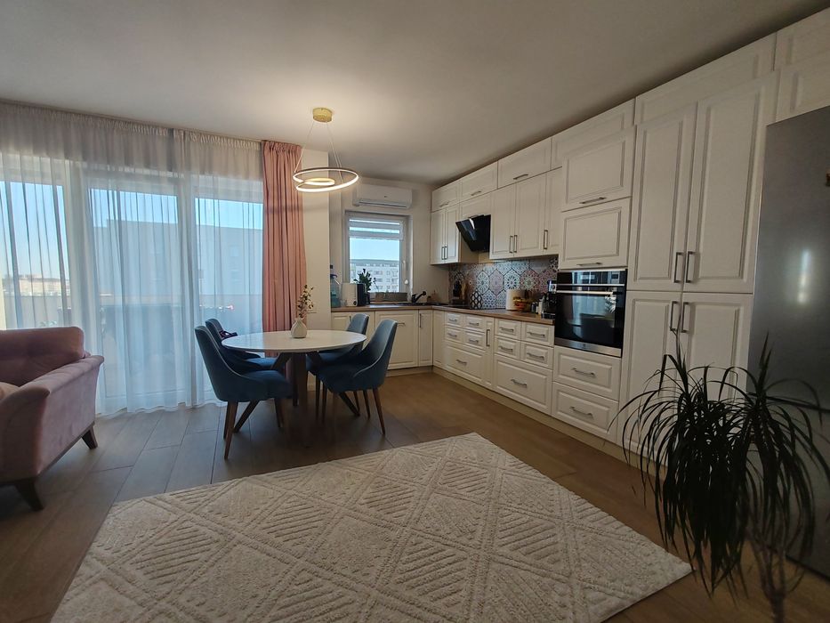 Vând apartament spațios, ready to move, cu loc de parcare
