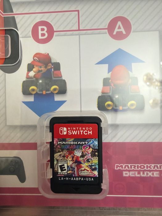 Продам у игру Mario Kart 8 deluxe для Nintendo Switch OLED