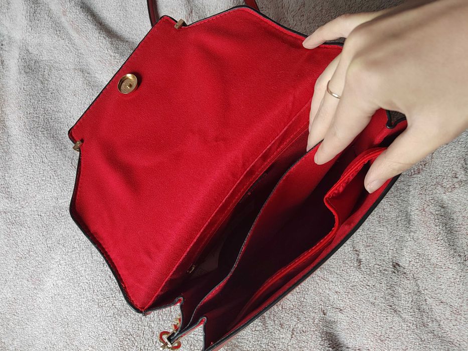 Дамска чанта през рамо в червен цвят, малка