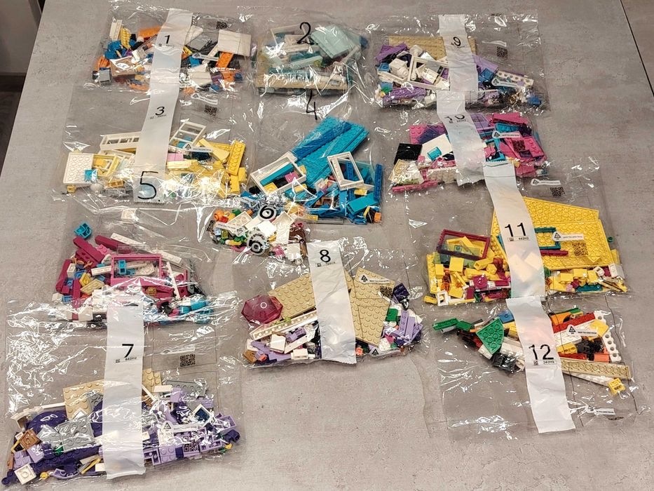 Lego Friends 41704, Cladirea de pe strada principala