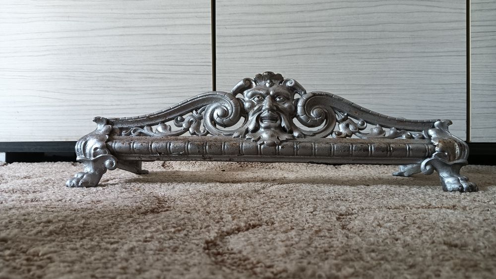 Cadru cenușar vechi din fier turnat pentru teracotă sau șemineu