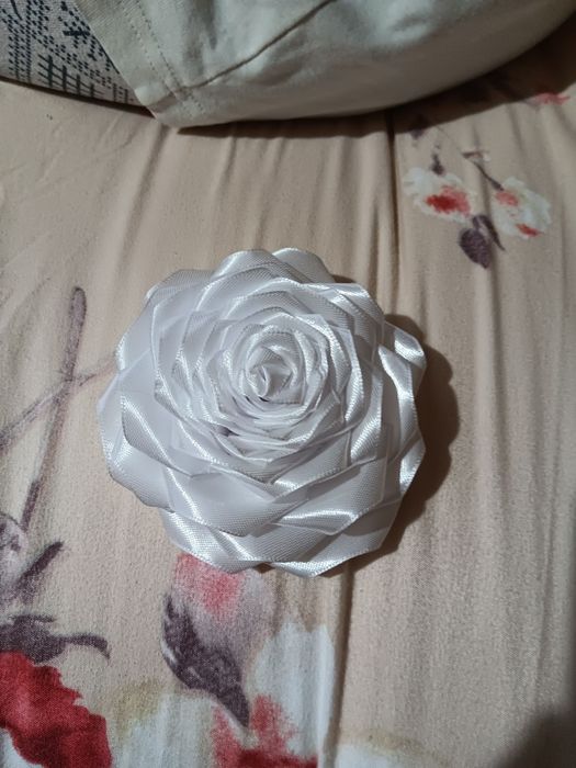 Trandafiri mari   din satin, culoare roșie si alb,un accesoriu  minunat pentru  evenimente,,sunt noi,,,50 lei bucata