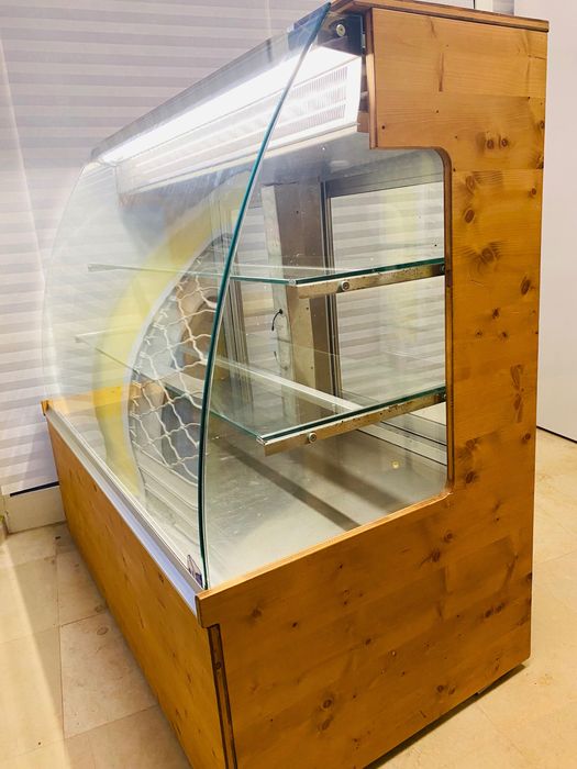 Сладкарска витрина