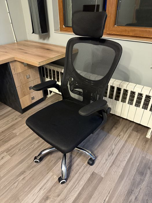 Удобен стол за офиса или дома така както за офис и за гейминг