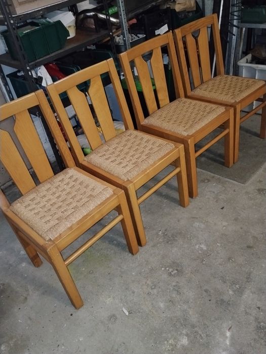 Mesa cu 4 scaune de bucatarie