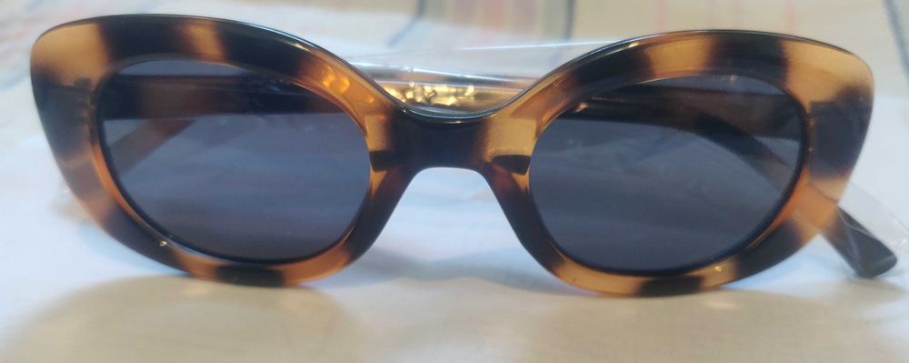 Слънчеви очила, чисто нови.