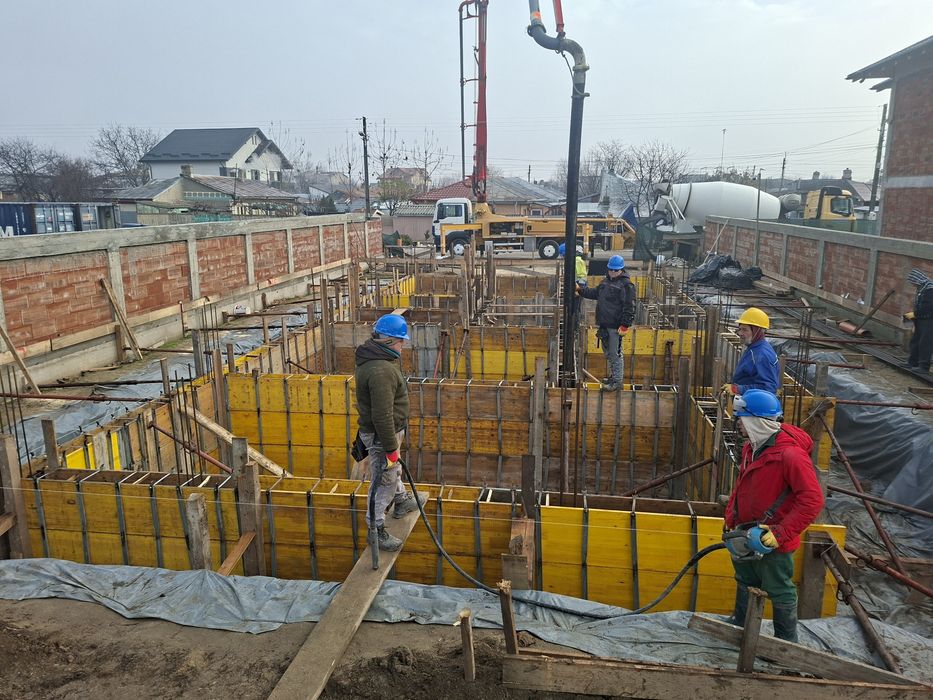 Contruim case la rosu !