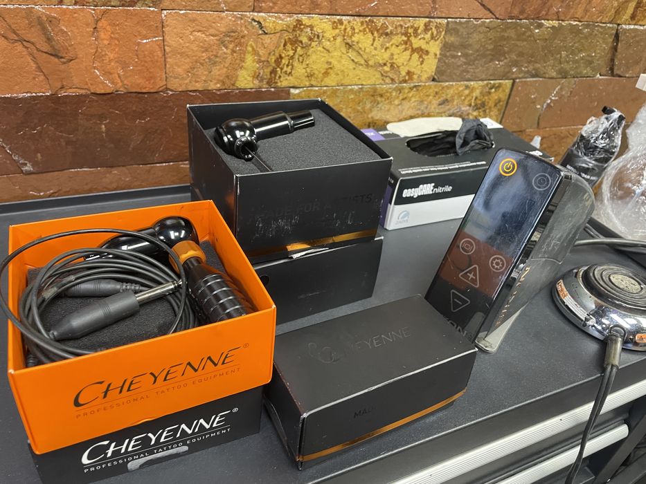 2 masini de tatuat Chayenne Thunder cu sursa ,grip si pedala cadou