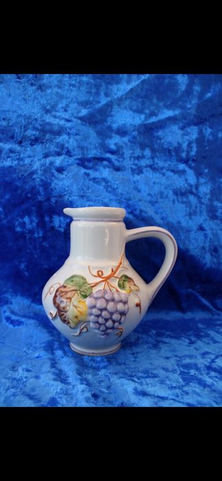 Красива каничка за вино