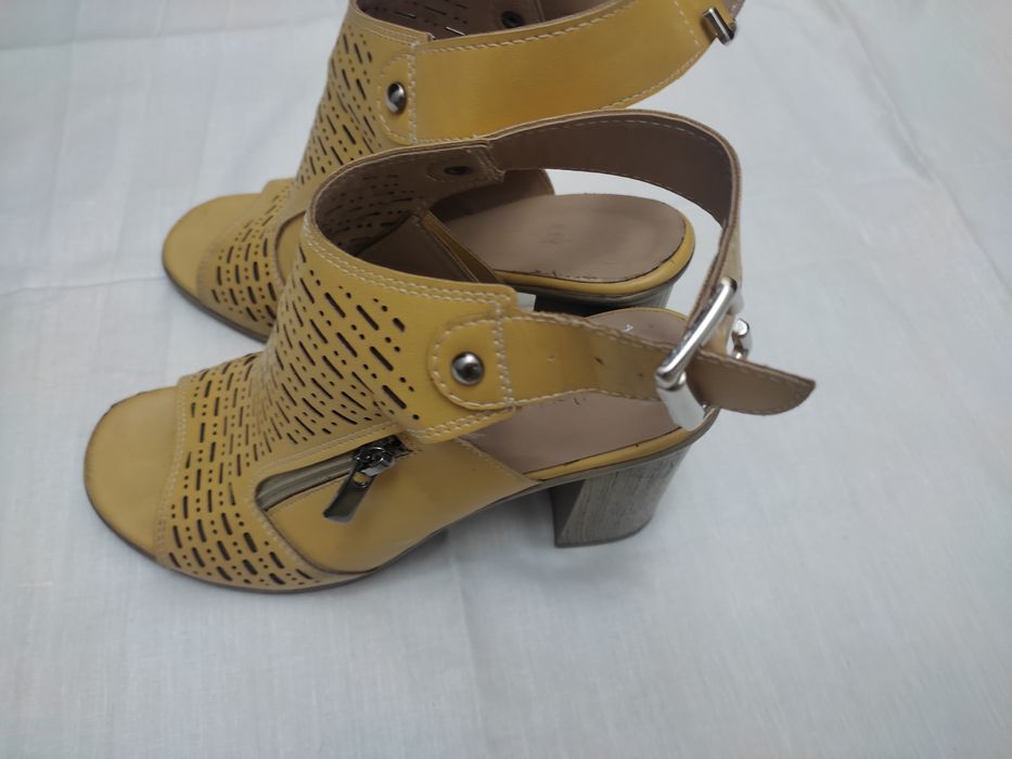 Продам босоножки