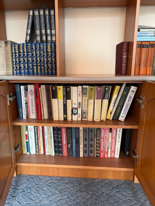 Книжный шкаф классический