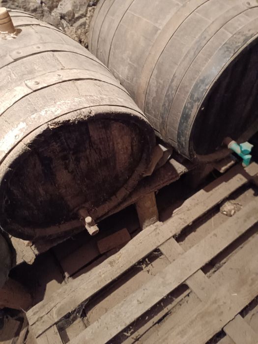 Голяма бъчва с вместимост около 1 тон и още пет бъчвин