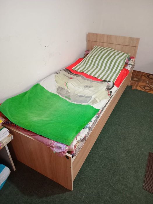 Кровать, торг уместен