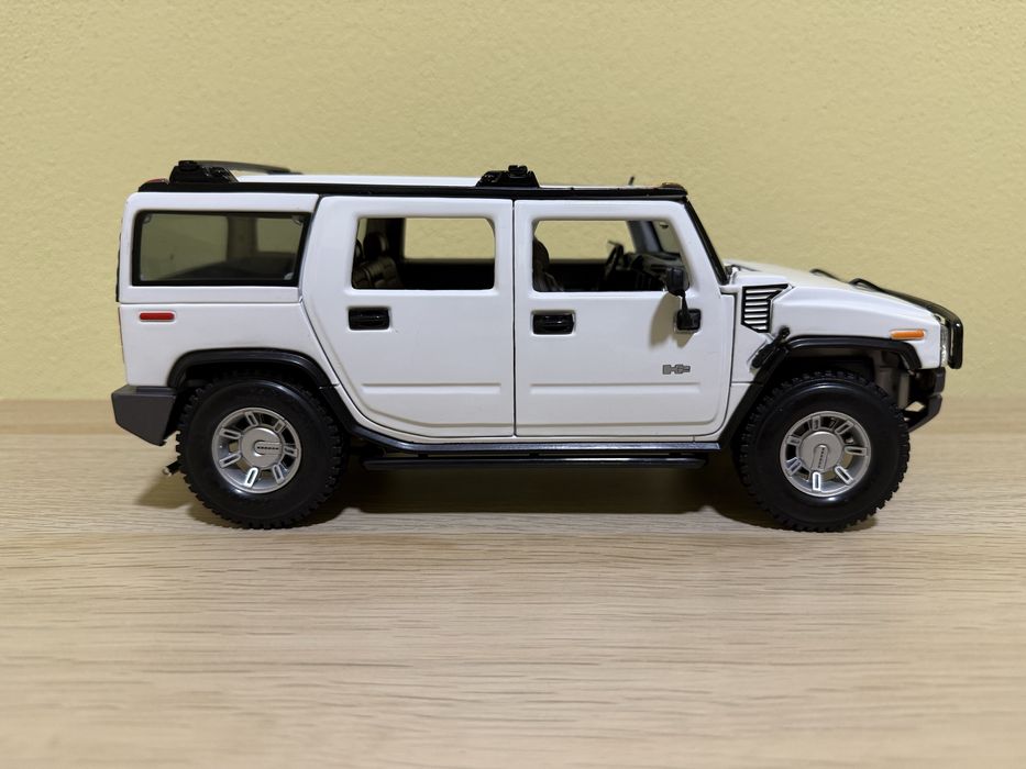Masina Maisto Hummer H2 1:18 Diecast Model - White SUV