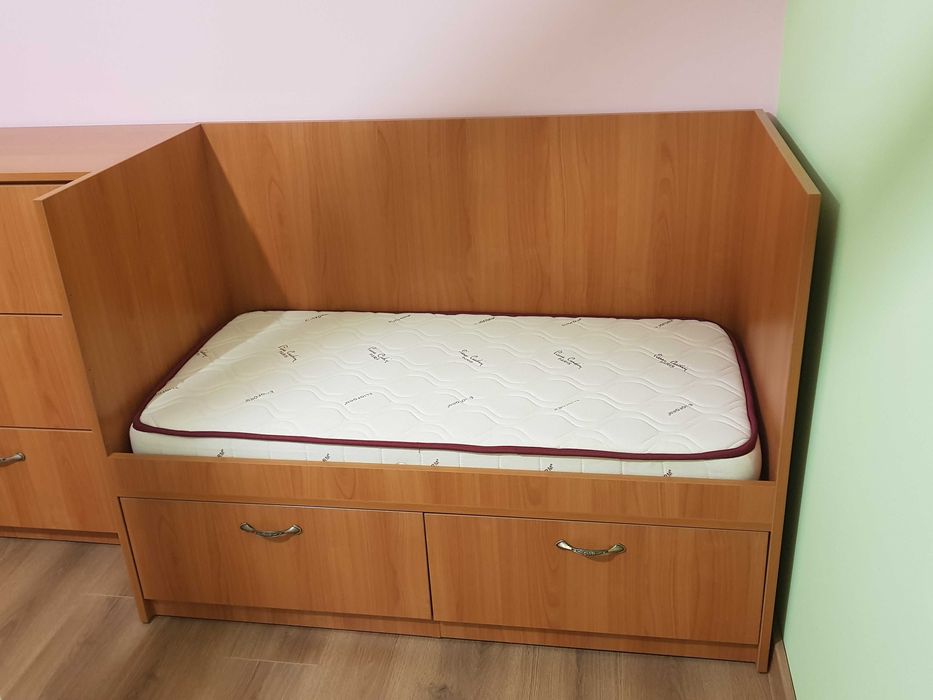 Детско обзавеждане- бебешко легло (кошара), скрин + скрин с повивалник