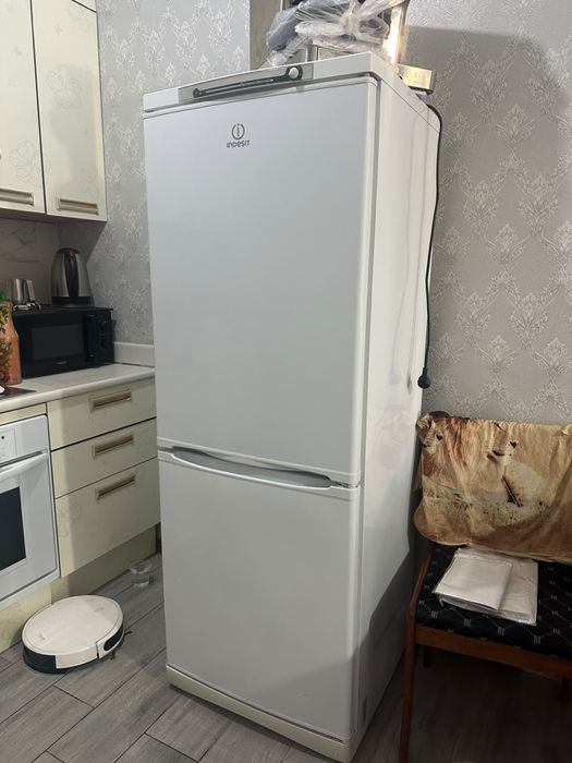 Продам Холодильник indesit