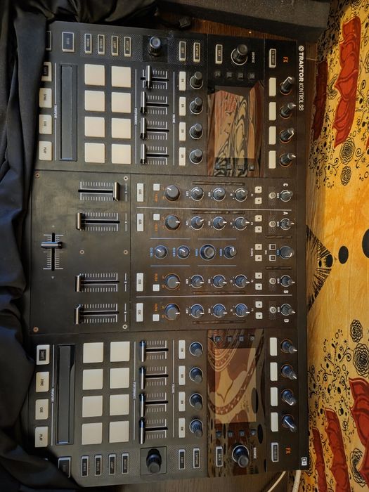 Traktor S8 consola