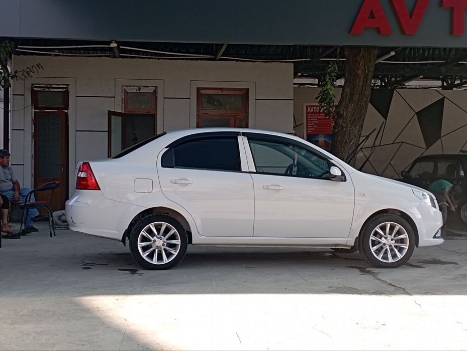 Продаётся нексия -3