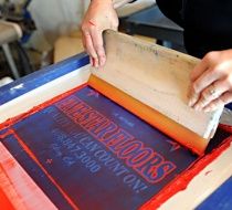 Матоларга гул ва ёзув босадиган трафарет шаблон (колип) ясаймиз.