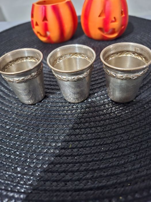 Set 3 pahare argintate filigran Franta inaltime 4 cm si raza de 3.5 cm
