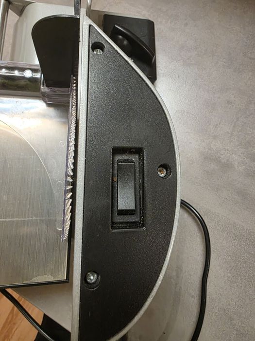 Продавам колбасо резачка