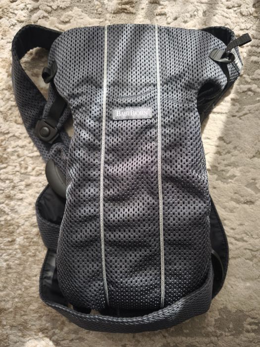 Marsupiu anatomic BabyBjorn Mini Anthracite – 0-12 luni