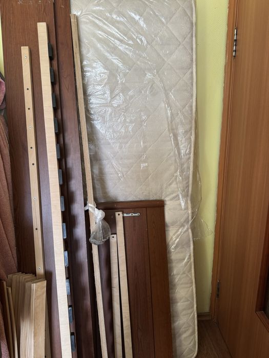 Односпальная кровать даром