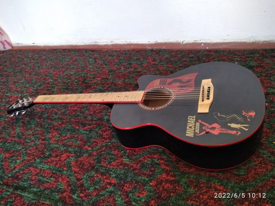 Guitara akustik musiqa anjomi