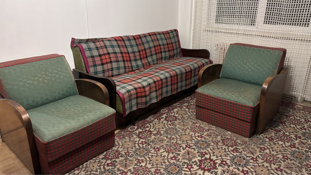 Donez 2 canapele, 2 fotolii, 2 dulapuri, vitrina si masa+4 scaune