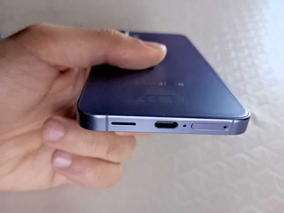 Samsung Galaxy S24 (SM-S921B/DS) - 128GB / 8GB RAM - Cobalt Violet