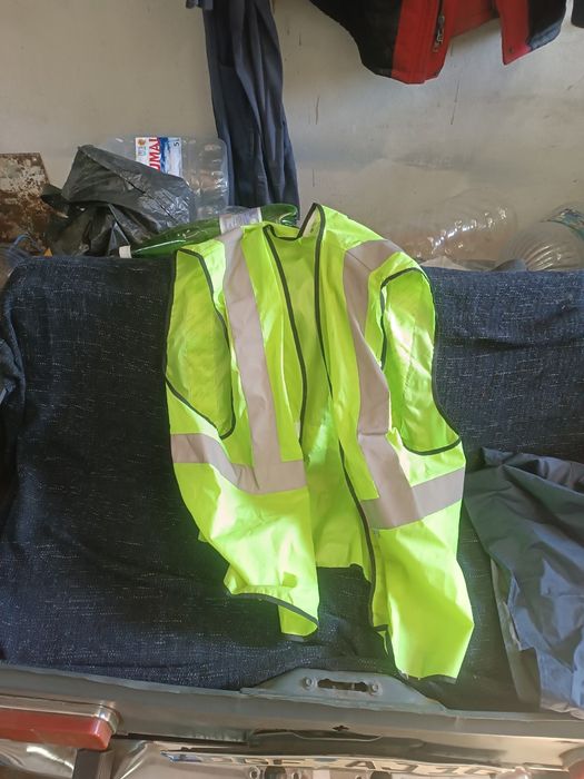 Продам жилет сигнальный