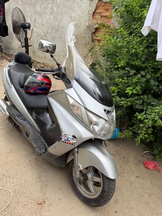 Vând scuter pe benzină de 400