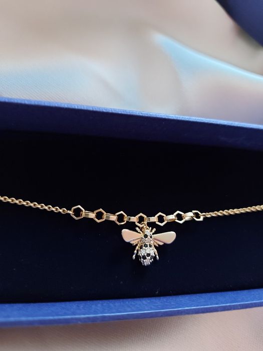 Златна гривна Swarovski с пчела