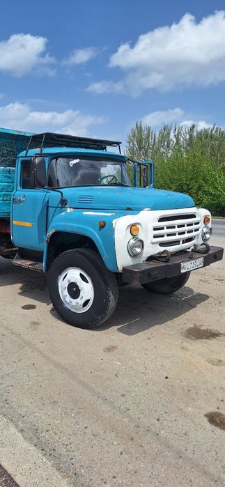 Zil sotiladi 4502 yili 88 aybi yuq 6000$ kami bor