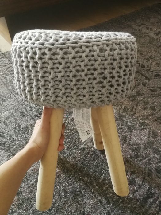 Табуретка с дървени крачета с плетка