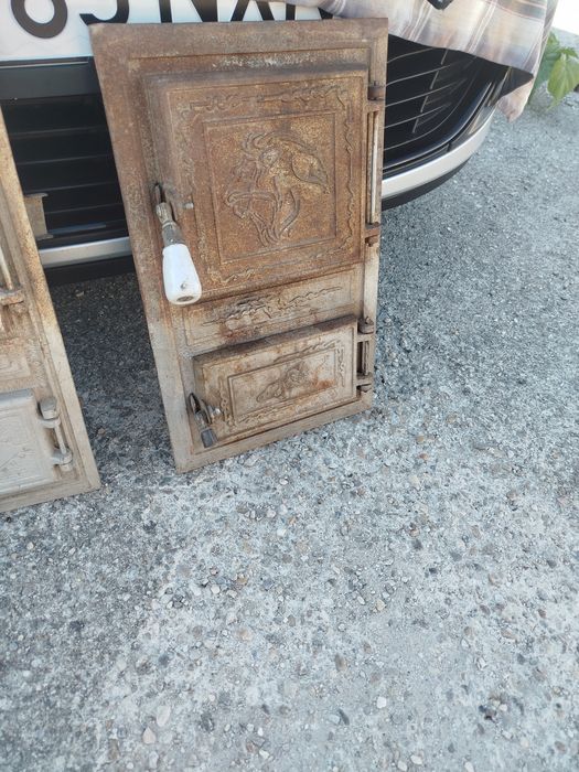 Uși de sobă duble in stare buna